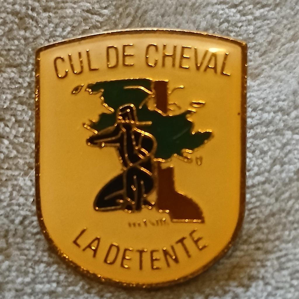 Pin speldje. Jagersspeldje  "cul de cheval, la dentente", Verzamelen, Speldjes, Pins en Buttons, Ophalen of Verzenden