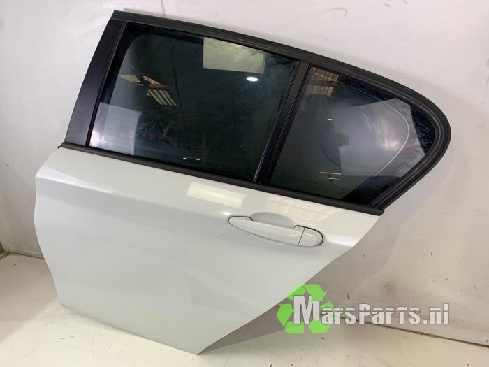 Portier 4Deurs links-achter van een BMW 1-Serie (300)