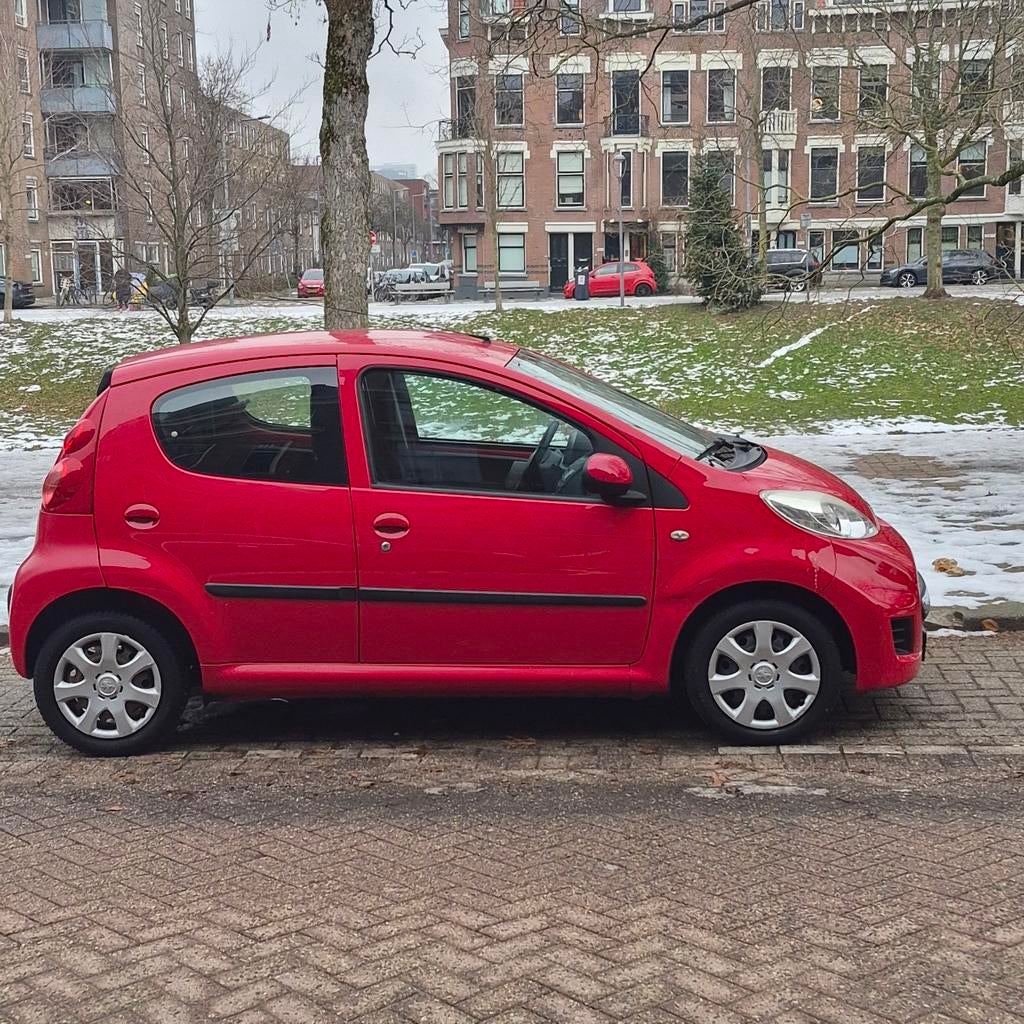 Peugeot 107 1.0 12V 5DR 2011 Rood 92.000km, Auto's, Voorwielaandrijving, 4 stoelen, 68 pk, Origineel Nederlands