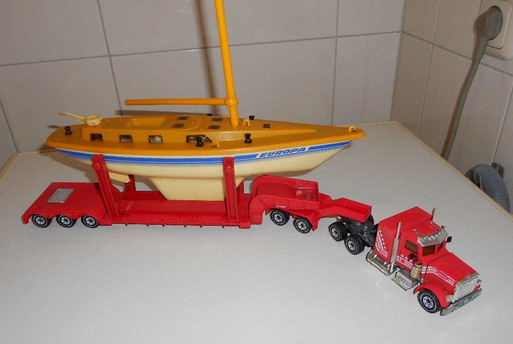 Siku Peterbilt 359  Vintage Truck + Trailer + Zeilboot ., Ophalen of Verzenden, Gebruikt, Bus of Vrachtwagen, SIKU
