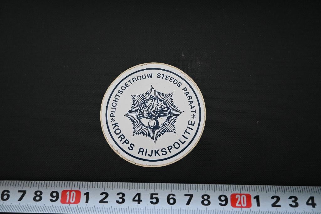 sticker rijkspolitie politie plichtsgetrouw steeds paraat w*, Verzamelen, Stickers, Ophalen, Zo goed als nieuw