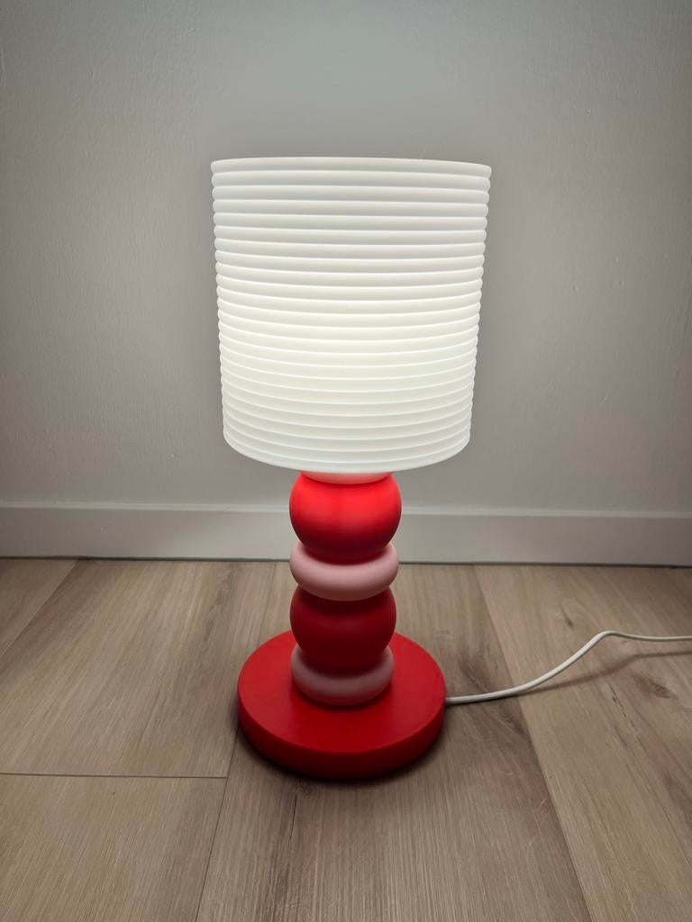 Vrolijke IKEA Strala Lamp, Huis en Inrichting, Kunststof, Nieuw, Ophalen of Verzenden, Minder dan 50 cm
