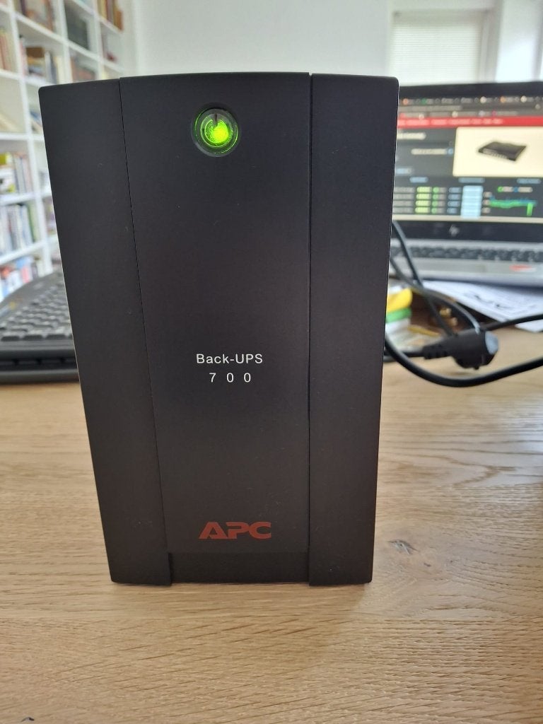 APC Back-UPS 700 BX700U-GR - Noodstroomvoeding, Computers en Software, Noodvoedingen (UPS), Ophalen, Zo goed als nieuw