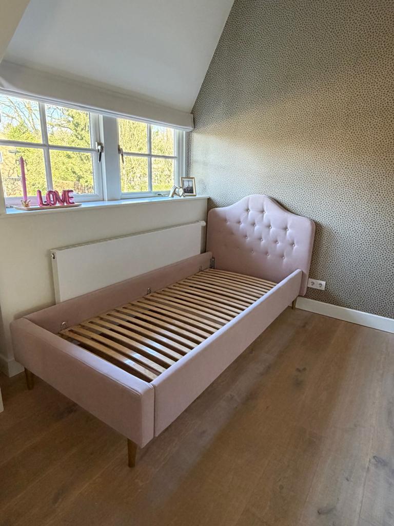 Kidsdepot Lisa velours roze eenpersoonsbed 90x200, Ophalen, 85 tot 100 cm, Zo goed als nieuw, Lattenbodem
