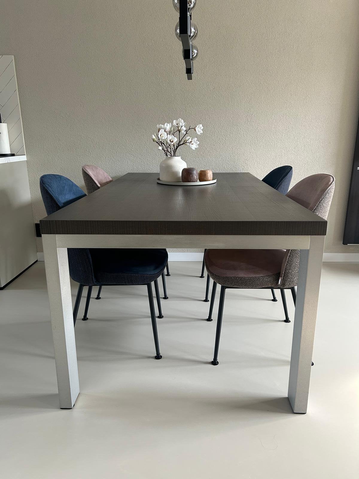 4 XOOON Vays eetkamerstoelen – 2 blauw / 2 beige – €100 set, Huis en Inrichting, Ophalen, Modern, klassiek, industrieel of Scandinavisch
