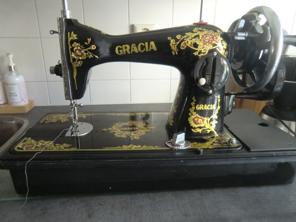 Goedwerkende HANDNAAIMACHINE merk GRACIA, Hobby en Vrije tijd, Ophalen, Gebruikt, Naaimachine, Overige merken