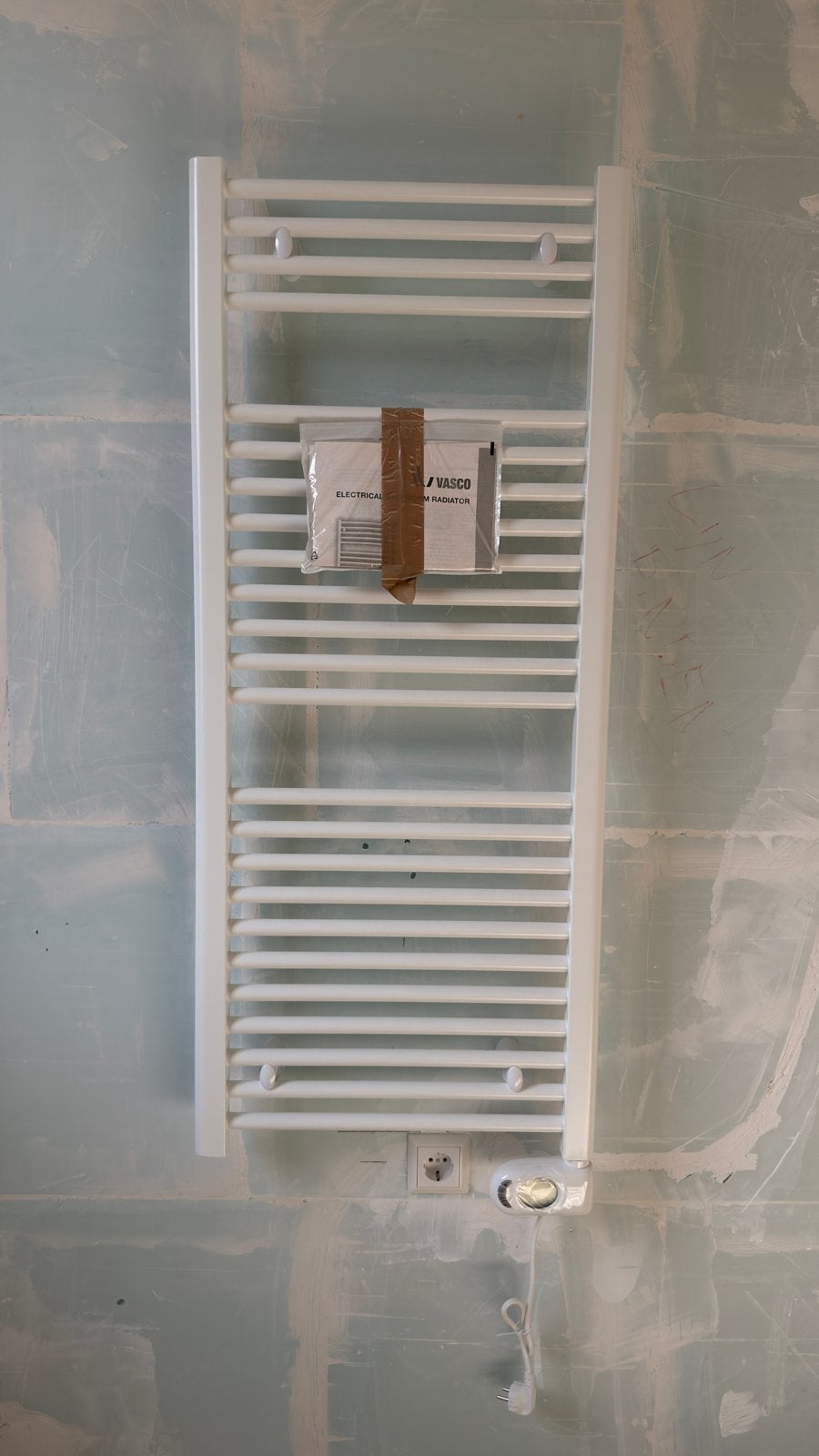 Nieuwe Vasco elektrische handdoekradiator, Ophalen, 500 tot 800 watt, Radiator, Nieuw
