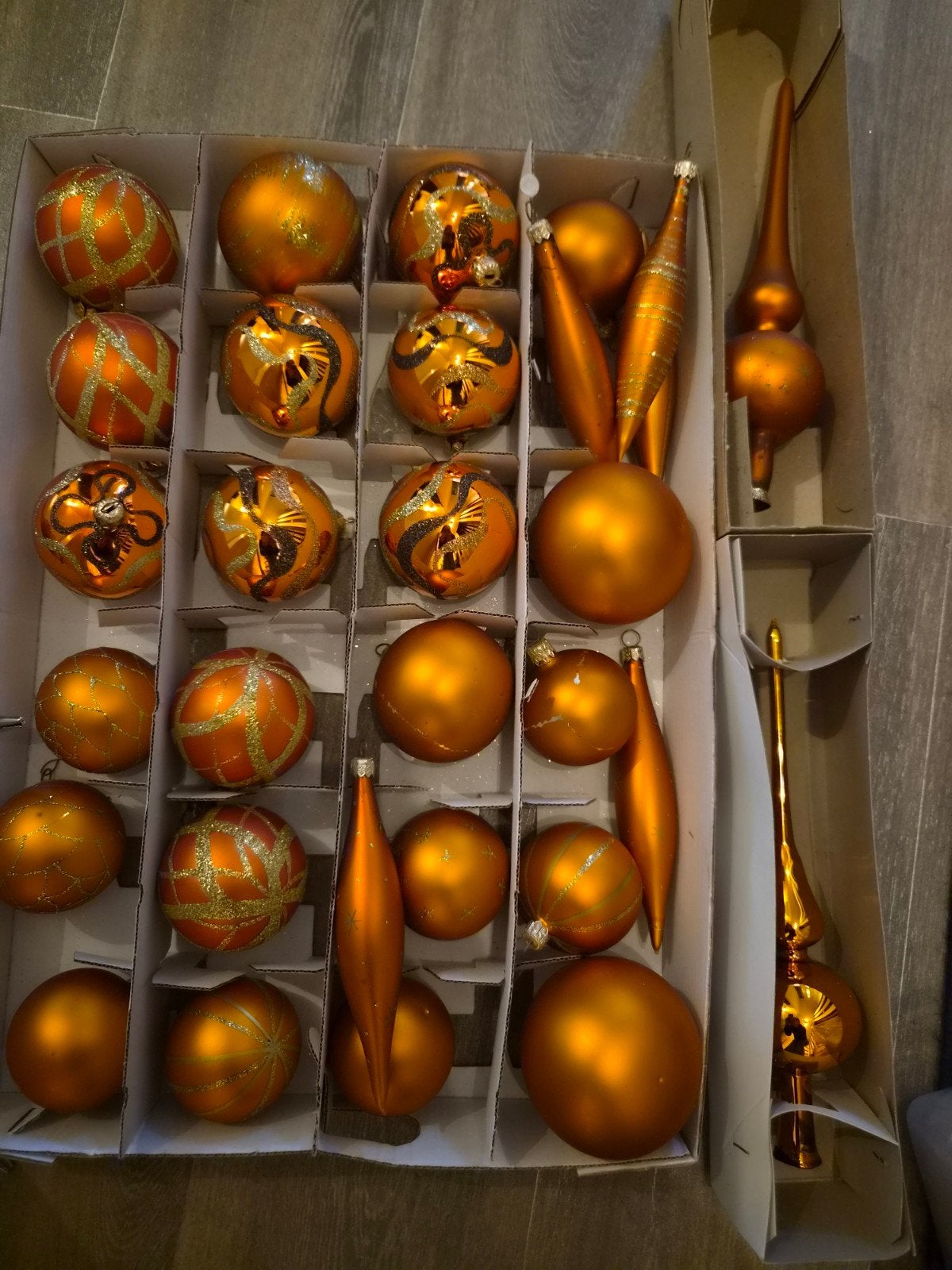 Oranje kerstballen, Diversen, Ophalen