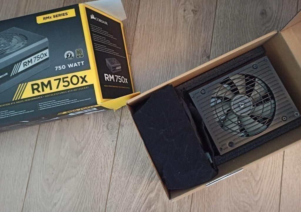 Corsair RM750x 750W Voeding - Compleet, Computers en Software, Interne voedingen, Ophalen of Verzenden, Zo goed als nieuw
