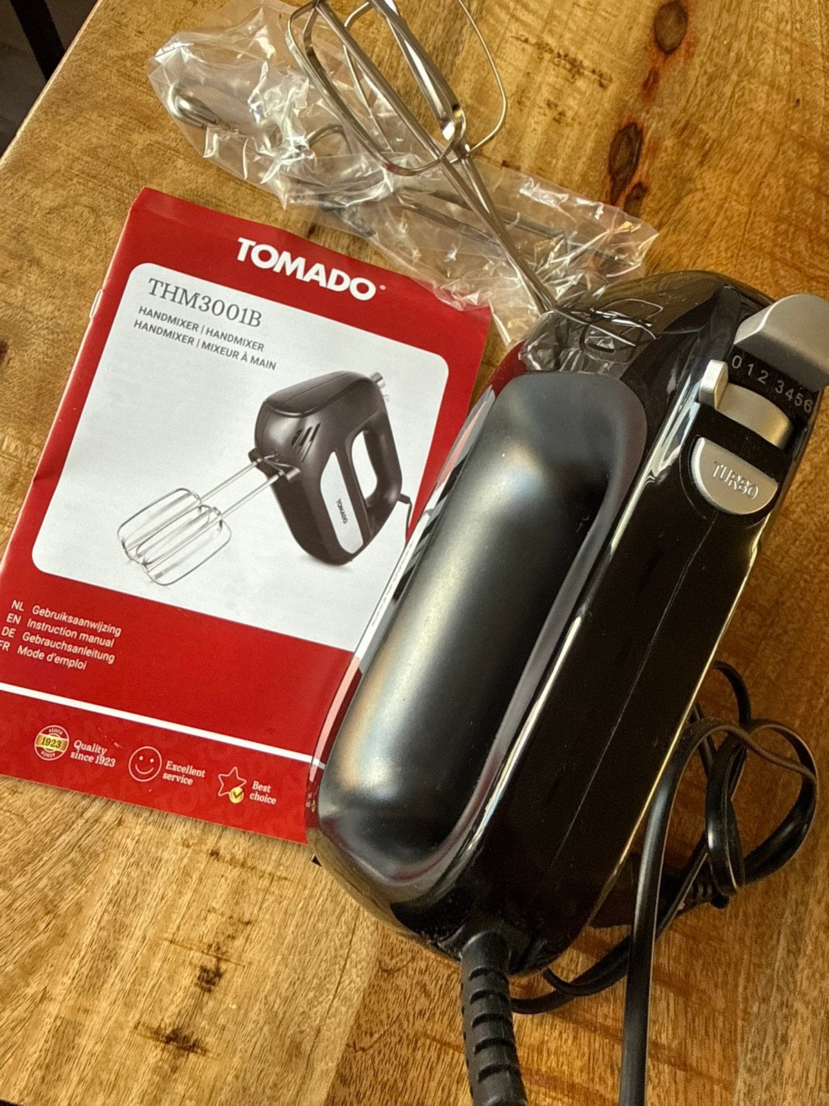 Tomado handmixer, Minder dan 1 liter, Ophalen of Verzenden, Zo goed als nieuw, 3 snelheden of meer