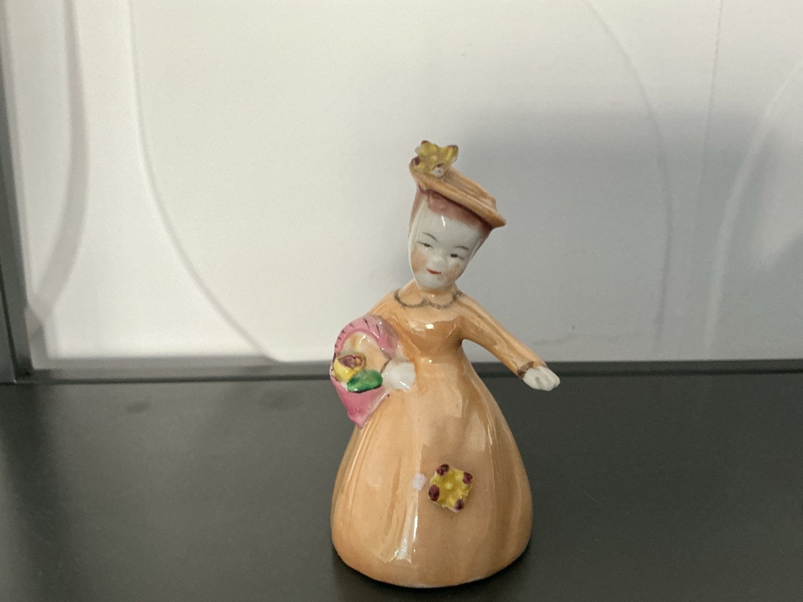 Vintage porseleinen belletje, dame met mandje, Ophalen of Verzenden