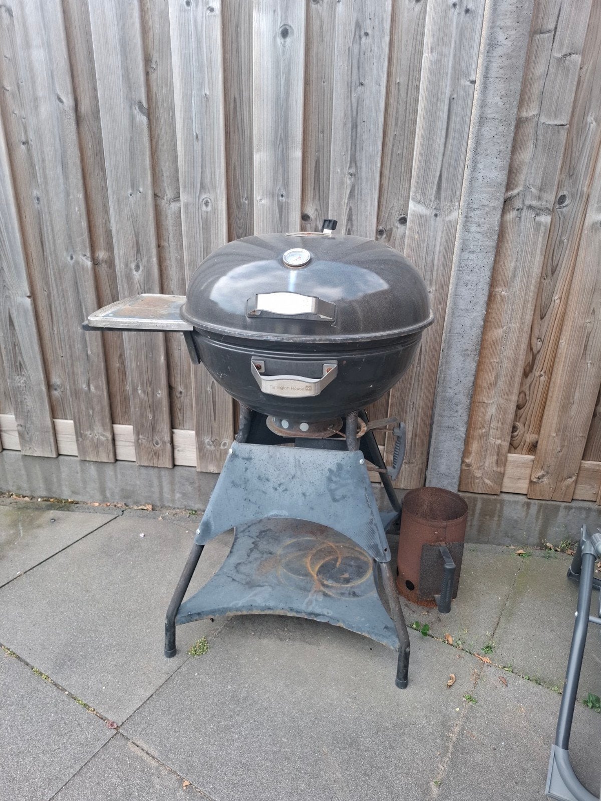 GRATIS: Gebruikte houtskoolbarbecue met accessoires, Ophalen, Gebruikt, Thuringia House, Met accessoires