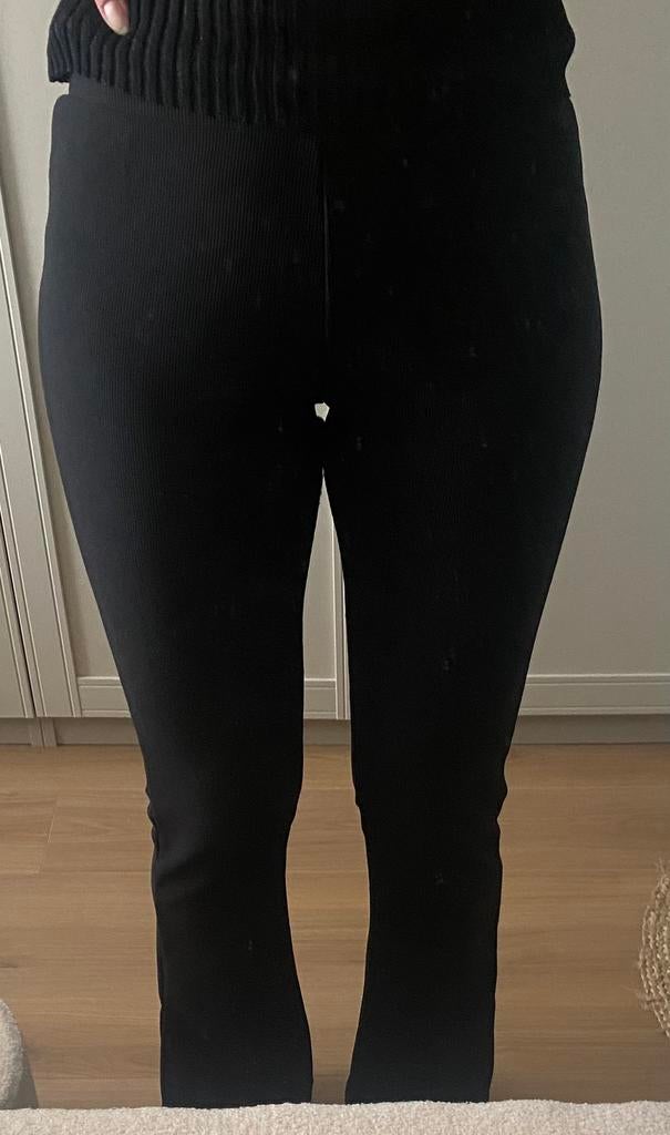 Als nieuw zwarte rib flared pantalon broek maat M 38, Maat 38/40 (M), Zwart, Ophalen of Verzenden, Zo goed als nieuw