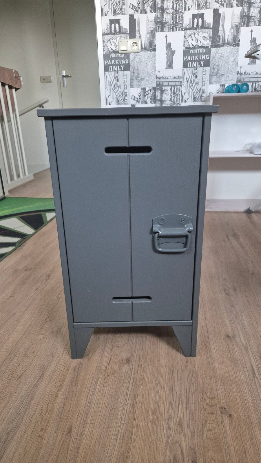 WOOOD Kluis Nachtkastje - Staal Grijs - 63.5 x 37 x 35, Huis en Inrichting, Slaapkamer | Nachtkastjes, Ophalen, Zo goed als nieuw