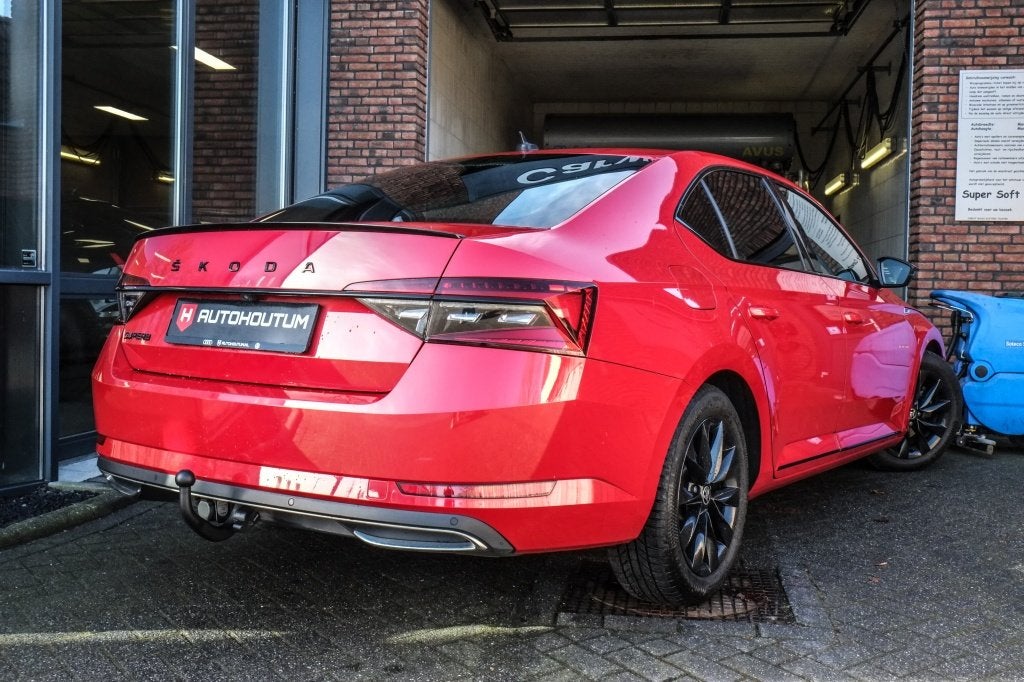 Skoda Superb 1.5 TSI 150pk Automaat, Sportline, Trekhaak, Auto's, 730 kg, 4 cilinders, Leder en Stof, Origineel Nederlands