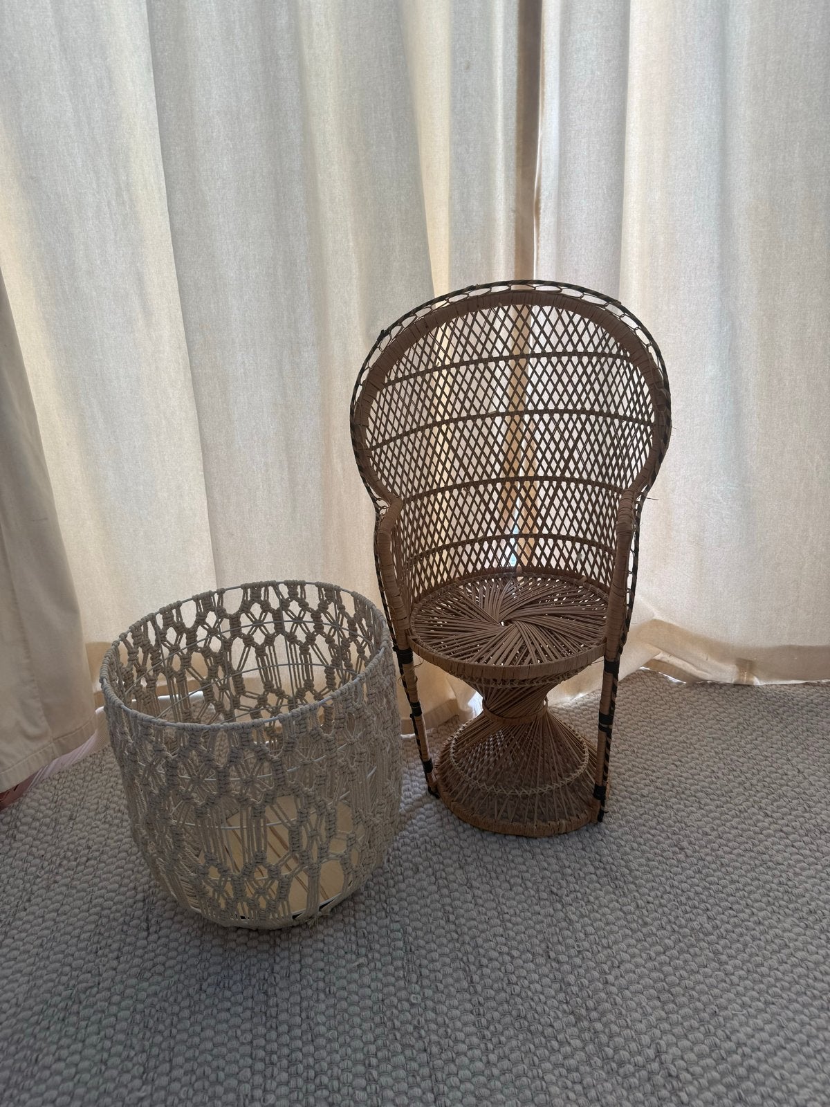 Vintage rotan pauwenstoel - perfect voor kinderkamer, Huis en Inrichting, Stoelen, Gebruikt, Bruin, Riet of Rotan, Ophalen of Verzenden
