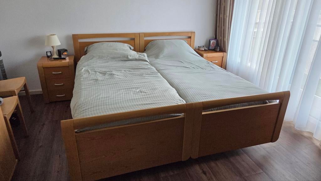 Zeer net deelbaar bed met 2 elektrische lattenbodems, Ophalen, Tweepersoons, Hout, 180 cm