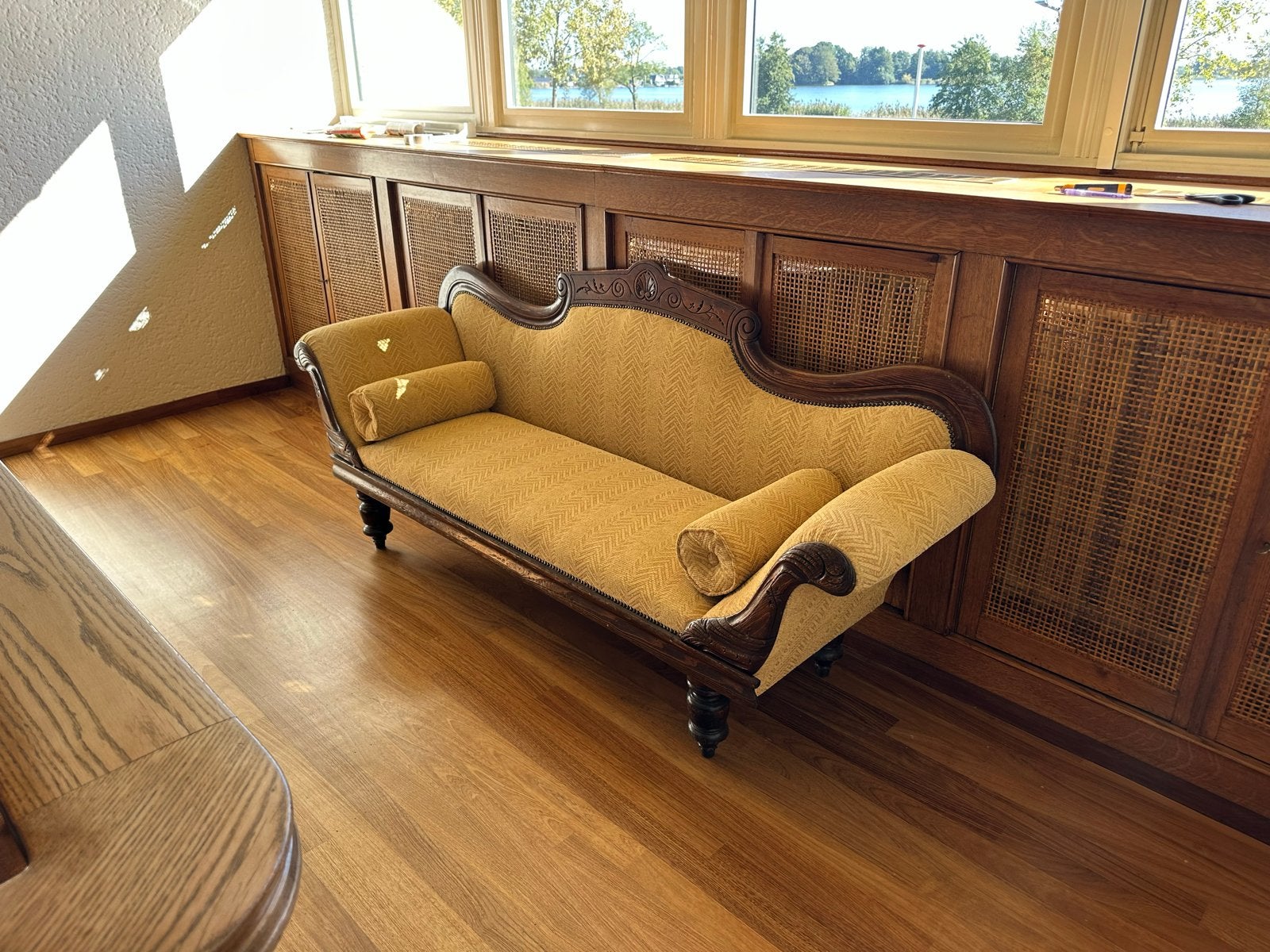 Antieke chaise longue canape in goudgeel met hout, Antiek en Kunst, Ophalen