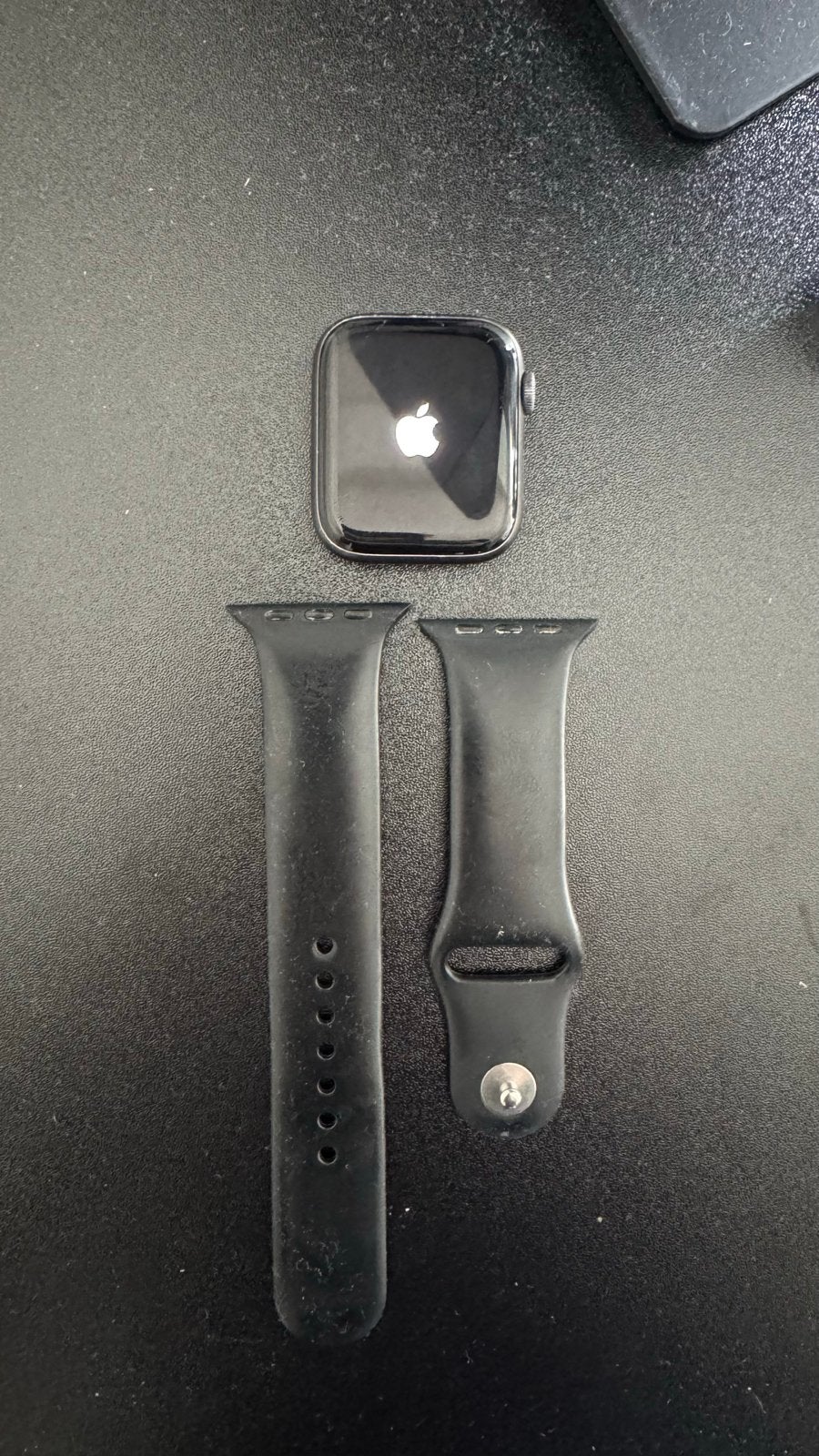 Apple Watch Series 5 - Gebruikt, 79% batterijconditie, Zwart, IOS, Ophalen of Verzenden, Waterdicht