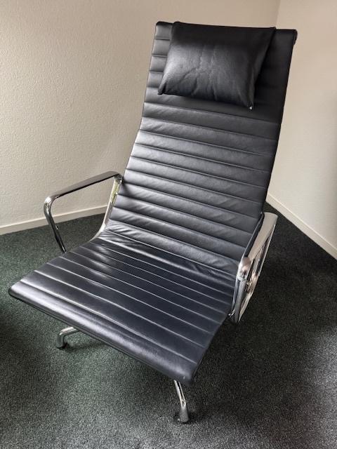 Vitra - Charles & Ray Eames Aluminium Chair EA 124 - 2 stuks, Huis en Inrichting, Ophalen, Tijdloos design, Twee, Zwart