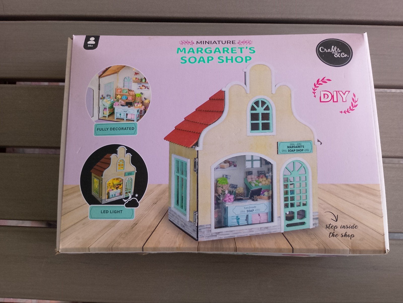 Nieuwe knutsel pakket miniatuur huis Margaret,s soap shop, Hobby en Vrije tijd, Knutselen, Ophalen, Nieuw, Knutselwerk