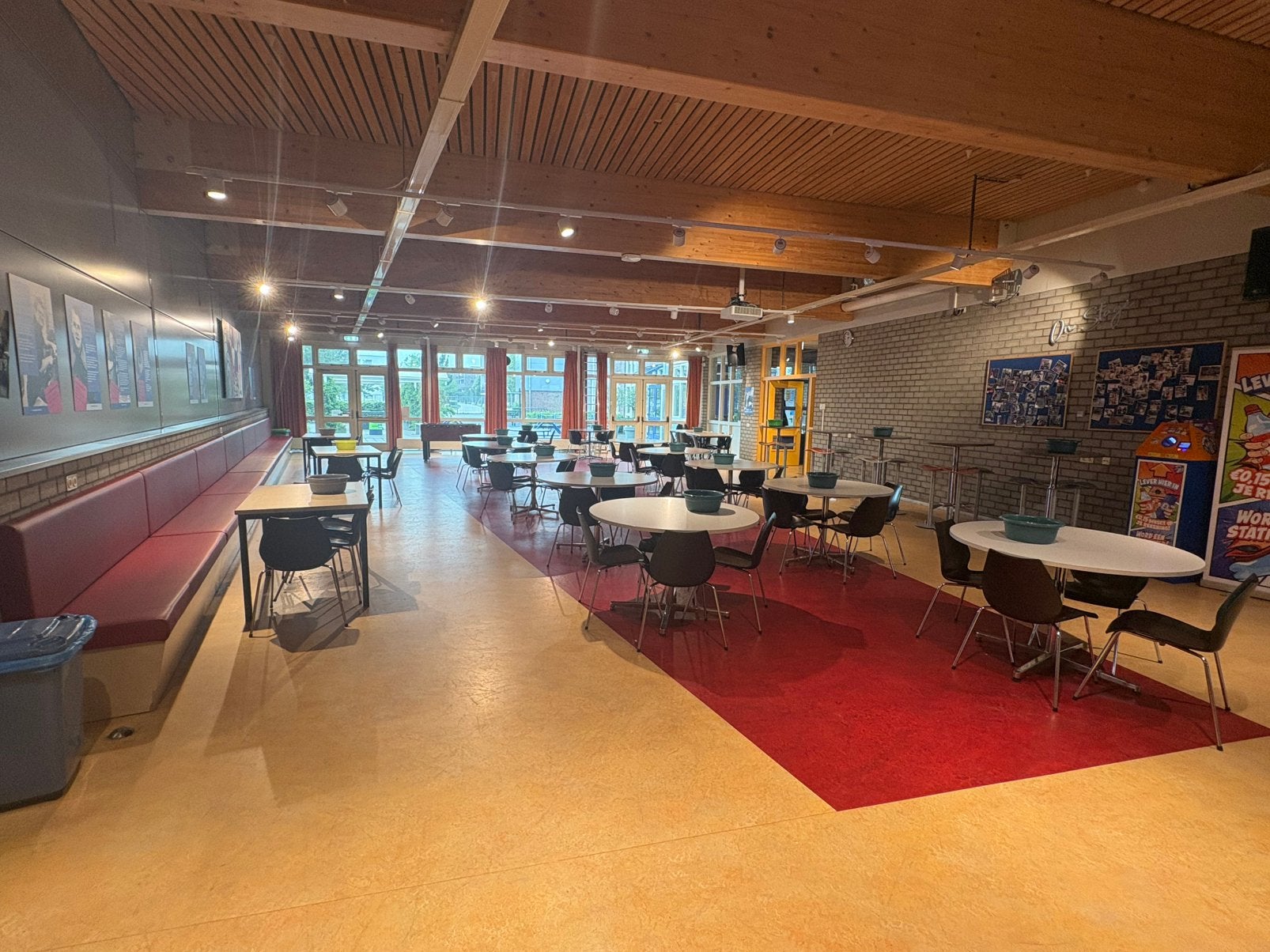 Partij schoolmeubilair – tafels, stoelen & lange bank, Ophalen, Gebruikt, 100 tot 150 cm, Rond