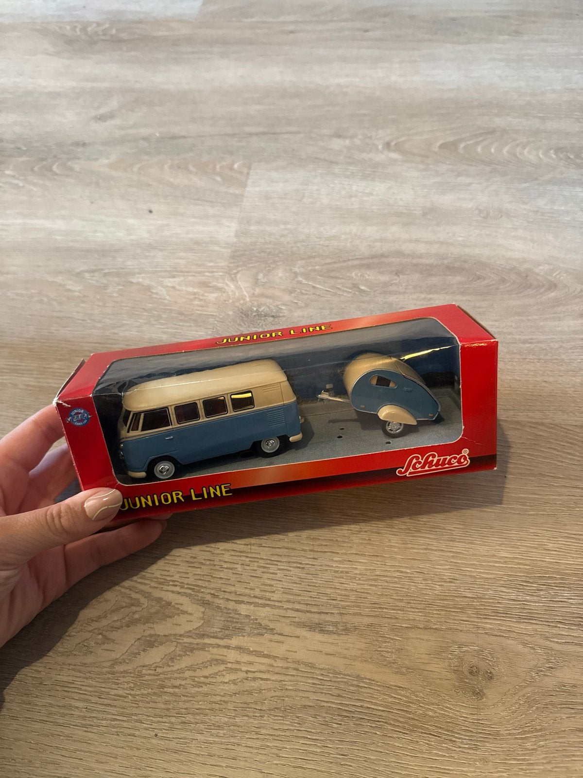 Schuco Junior Line VW Bus met Caravan - Nieuw in doos, Ophalen of Verzenden, Nieuw, Auto, Overige merken