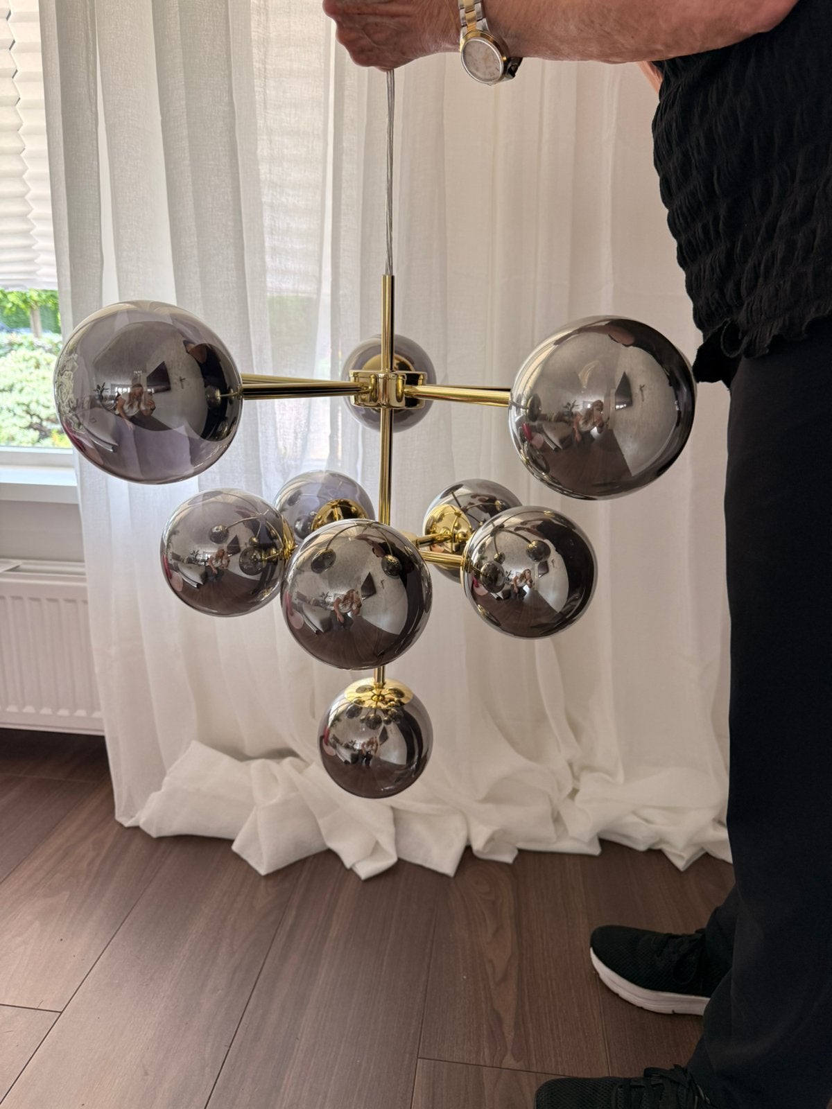 Design hanglamp met rookglas bollen en goudkleurig frameluxe, Huis en Inrichting, Ophalen, Zo goed als nieuw, Glas, 50 tot 75 cm