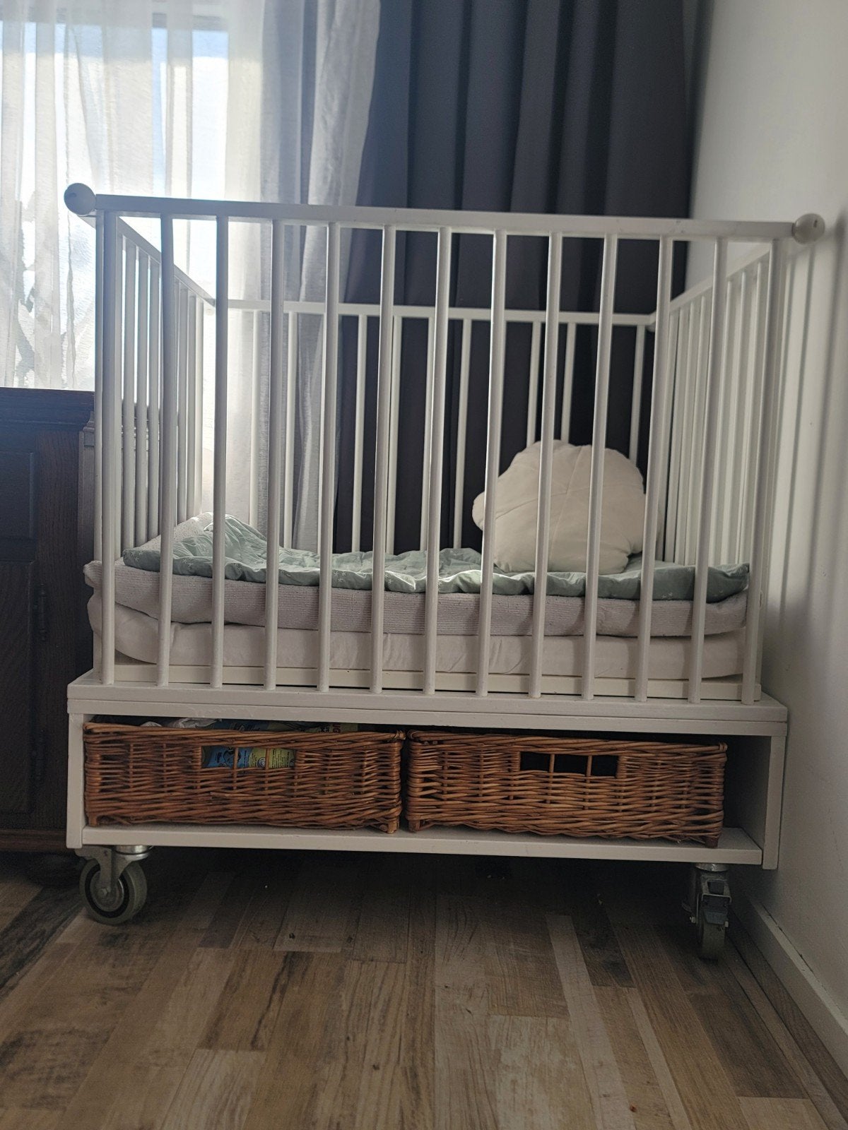 babybedje / babybox op wieltjes met opbergruimte, Lattenbodem, Gebruikt, Ophalen of Verzenden, Minder dan 140 cm