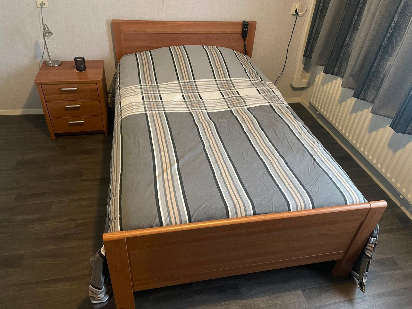 bed met verstelbare lattenbodem en matras 130x200, Ophalen, Eenpersoons, Bruin, 140 cm