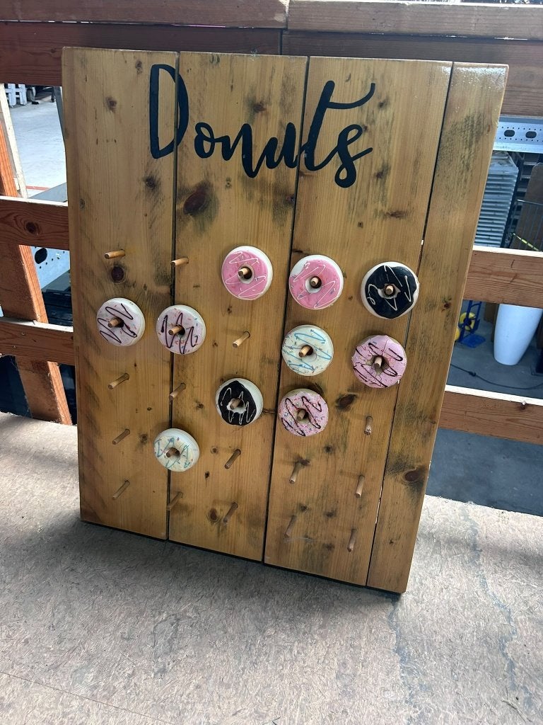 Donutwall met standaard en nep donuts, Ophalen, Zo goed als nieuw, Geboorte of Huwelijk