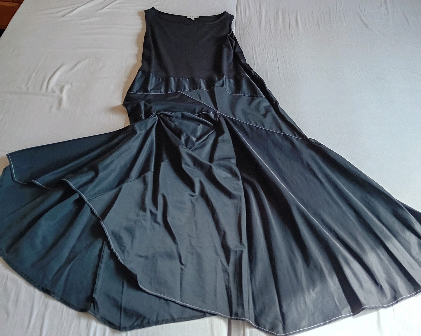 Zwarte jurk met uniek design - Un Deux Trois, Verzenden, Zwart, Maat 42/44 (L), Zo goed als nieuw