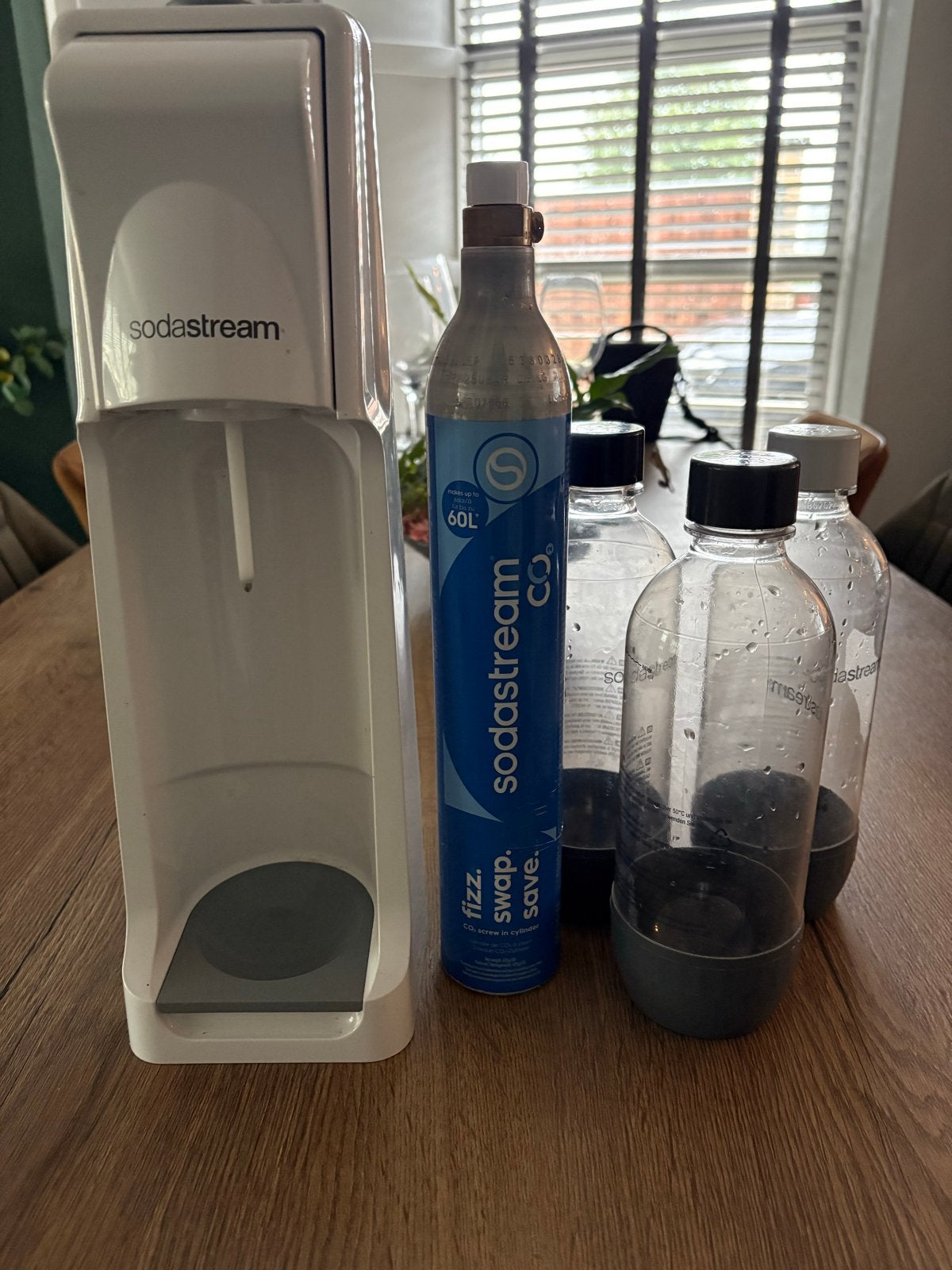 Sodastream met CO2 cilinder en 3 flessen, Ophalen, Gebruikt