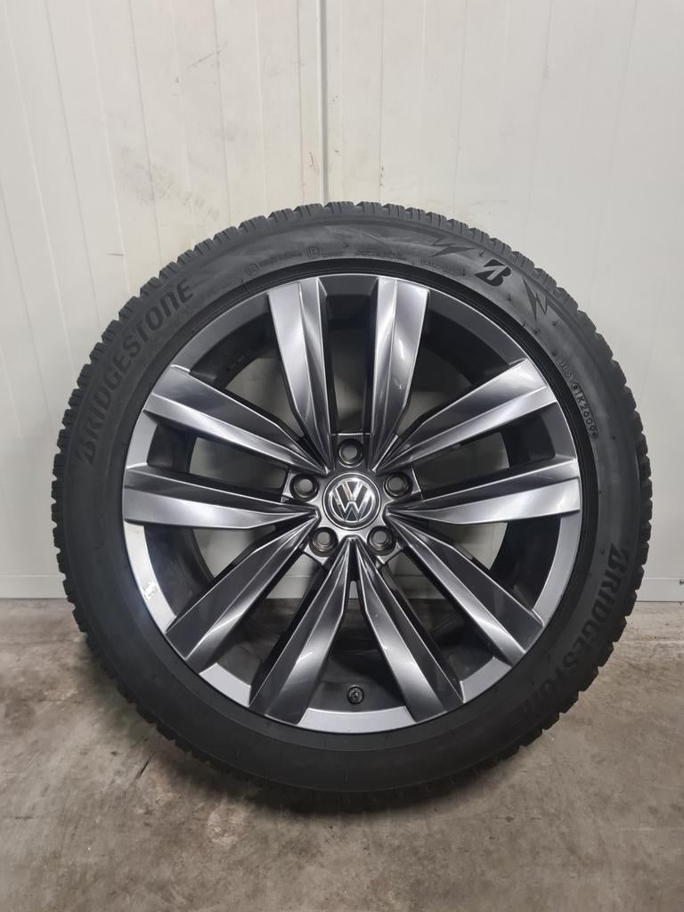 18' Volkswagen Arteon & Passat Almere met winterbanden, Auto-onderdelen, Banden en Velgen, 18 inch, 245 mm, Banden en Velgen, Personenwagen