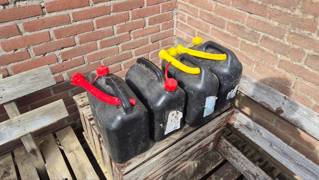 4 jerrycans vann10 liter, Ophalen, Gebruikt