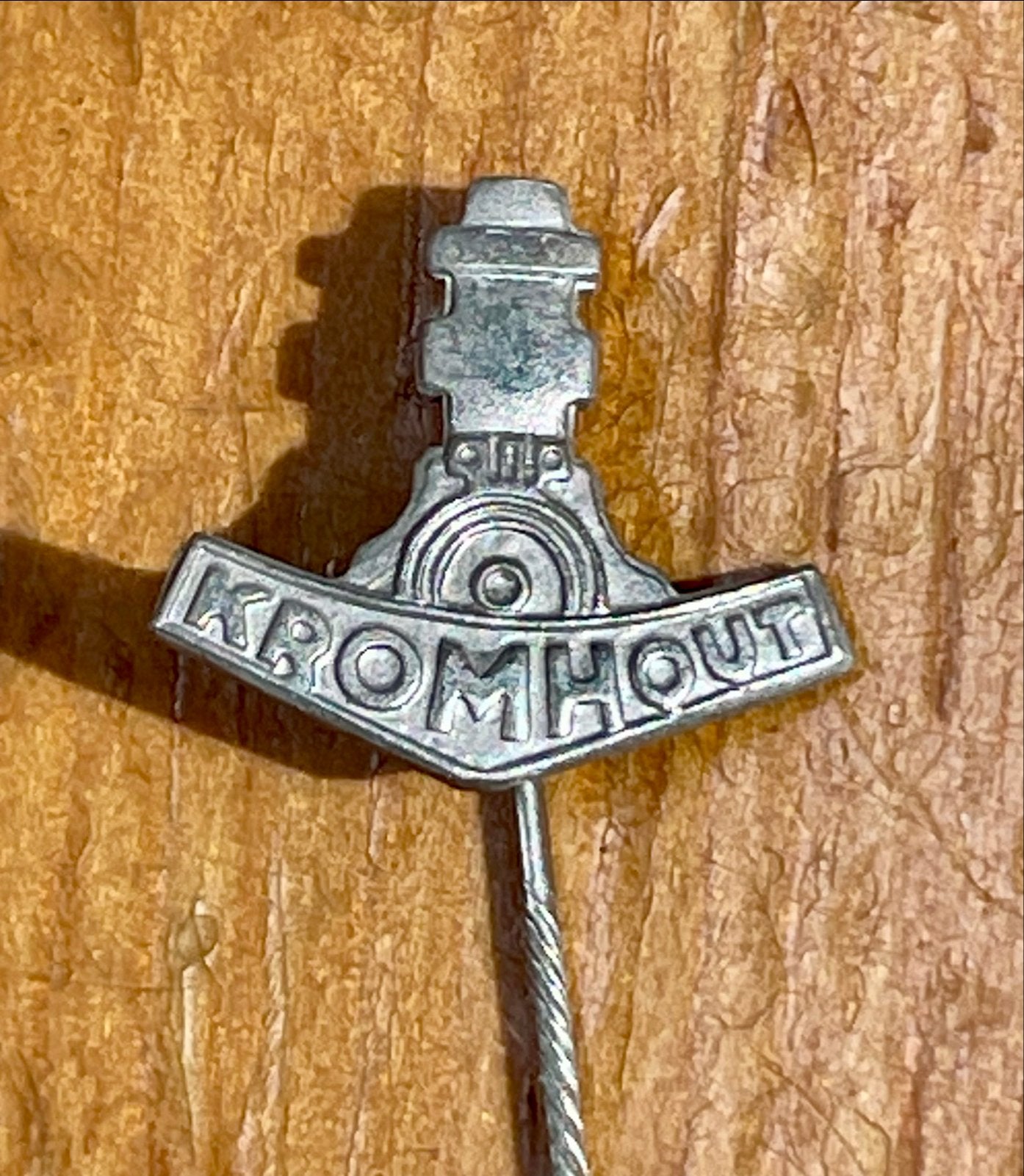 Vintage Kromhout Speldje - Zeldzaam Verzamelobject, Ophalen of Verzenden, Gebruikt, Merk, Speldje of Pin