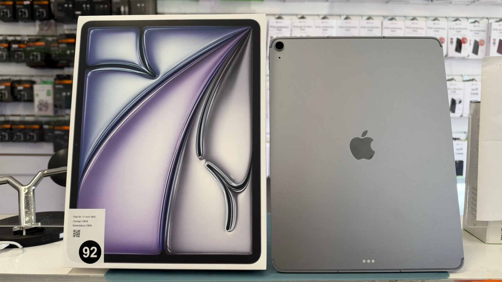 Foto 3 van iPad Air 13-inch (M3) 128GB (92) + iPad Smart Folio