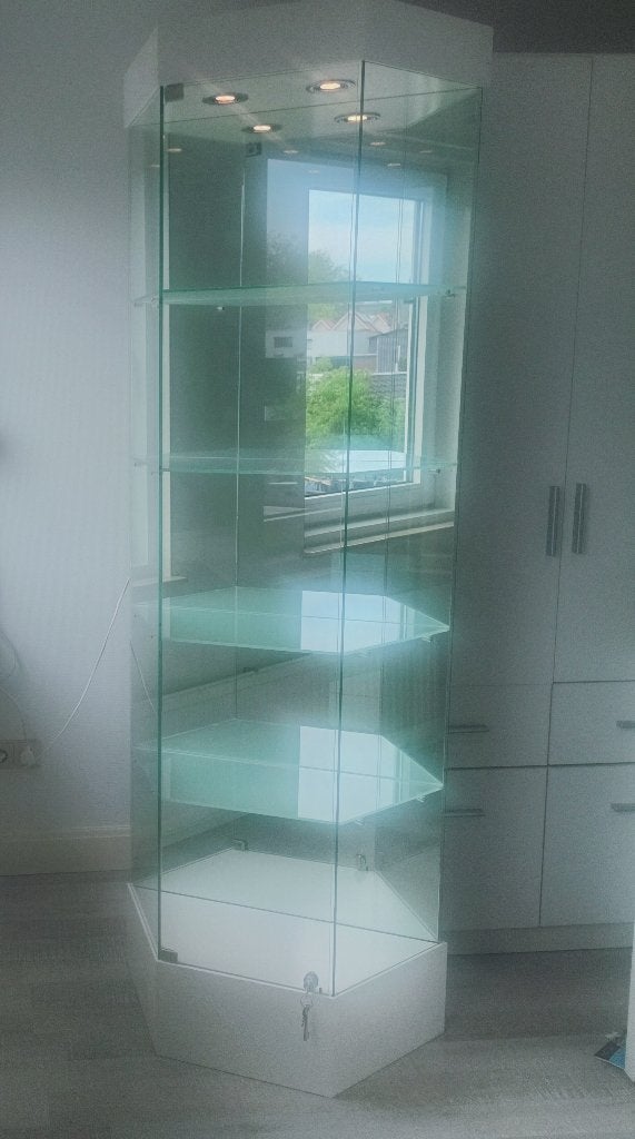Vitrinekast, 150 tot 200 cm, 25 tot 50 cm, Glazen vitrinekast, Met deur(en)