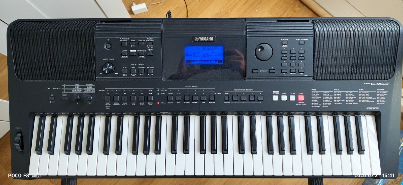 Yamaha PSR-E453 Keyboard met voeding en standaard, Ophalen of Verzenden, Zo goed als nieuw, 61 toetsen, Yamaha