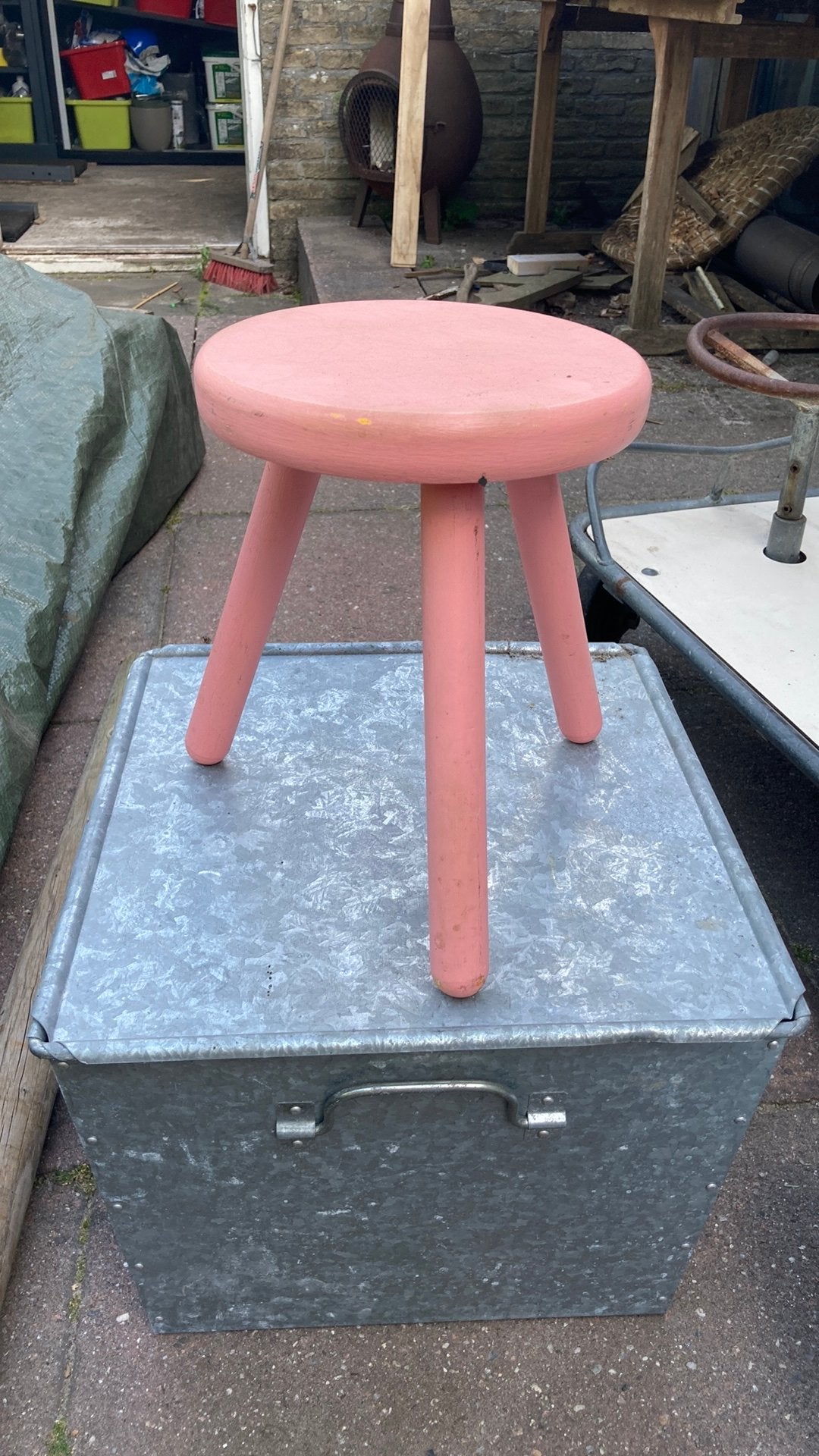 Roze kruk, driepoot hout, Huis en Inrichting, Krukjes, Ophalen, Gebruikt, Hout