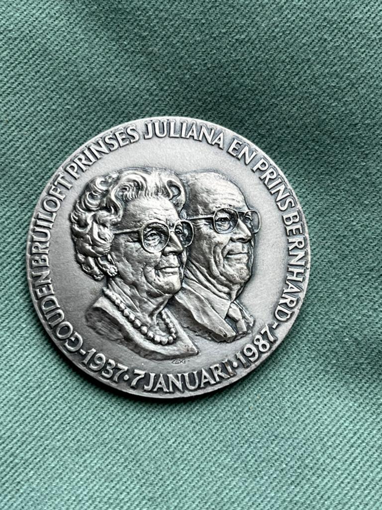Zilveren penning tgv 50-jarig huwelijk Juliana & Bernhard, Ophalen of Verzenden, Zilver