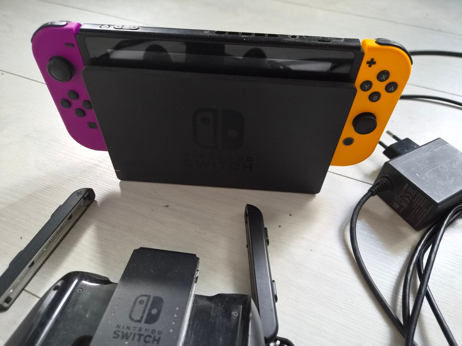Nintendo Switch met paars en gele controler en extra draad c, Ophalen, Gebruikt, Met 3 controllers of meer, Switch Original