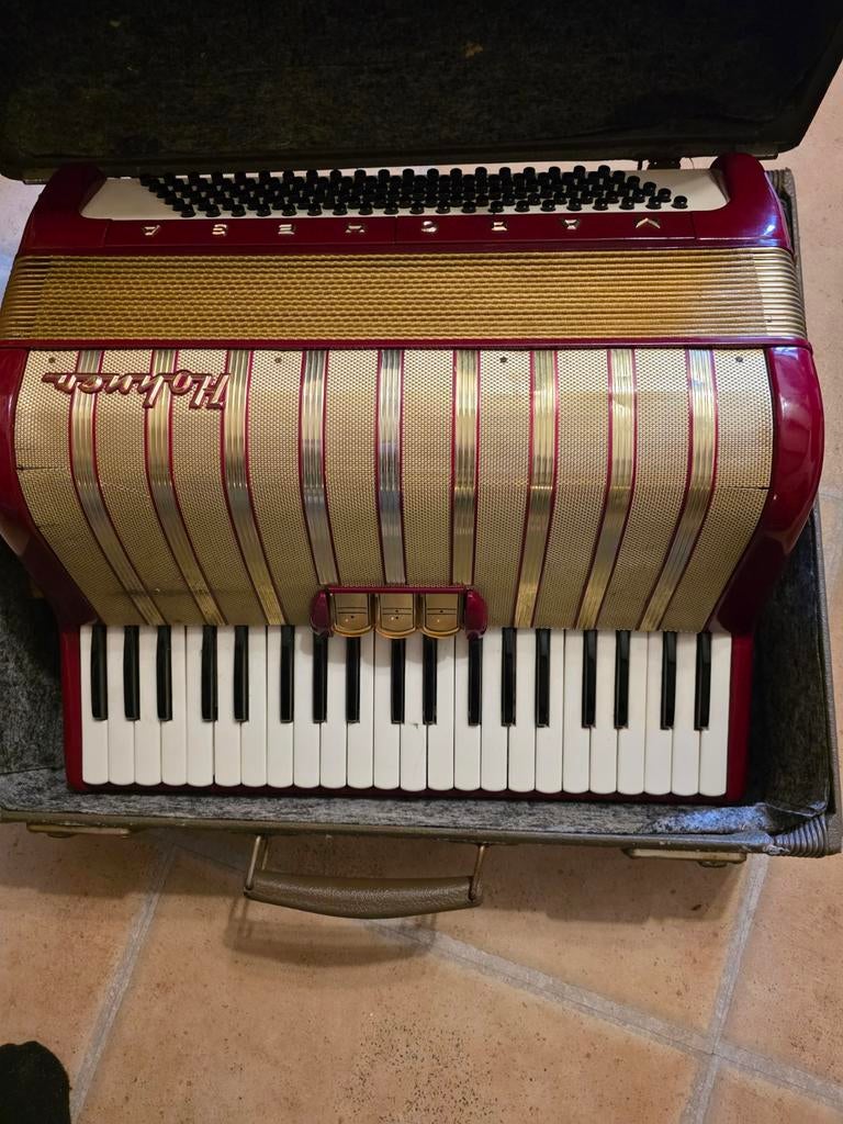 Hohner Accordeon - Klassiek Rood/Goud Toetsaccordeon, Muziek en Instrumenten, Accordeons, Gebruikt, Overige formaten, Met koffer