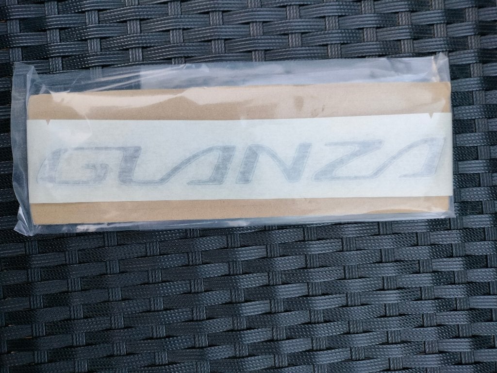 Glanza V facelift OEM orginele bumper embleem nieuw, Auto-onderdelen, Ophalen of Verzenden, Nieuw, Voor, Bumper
