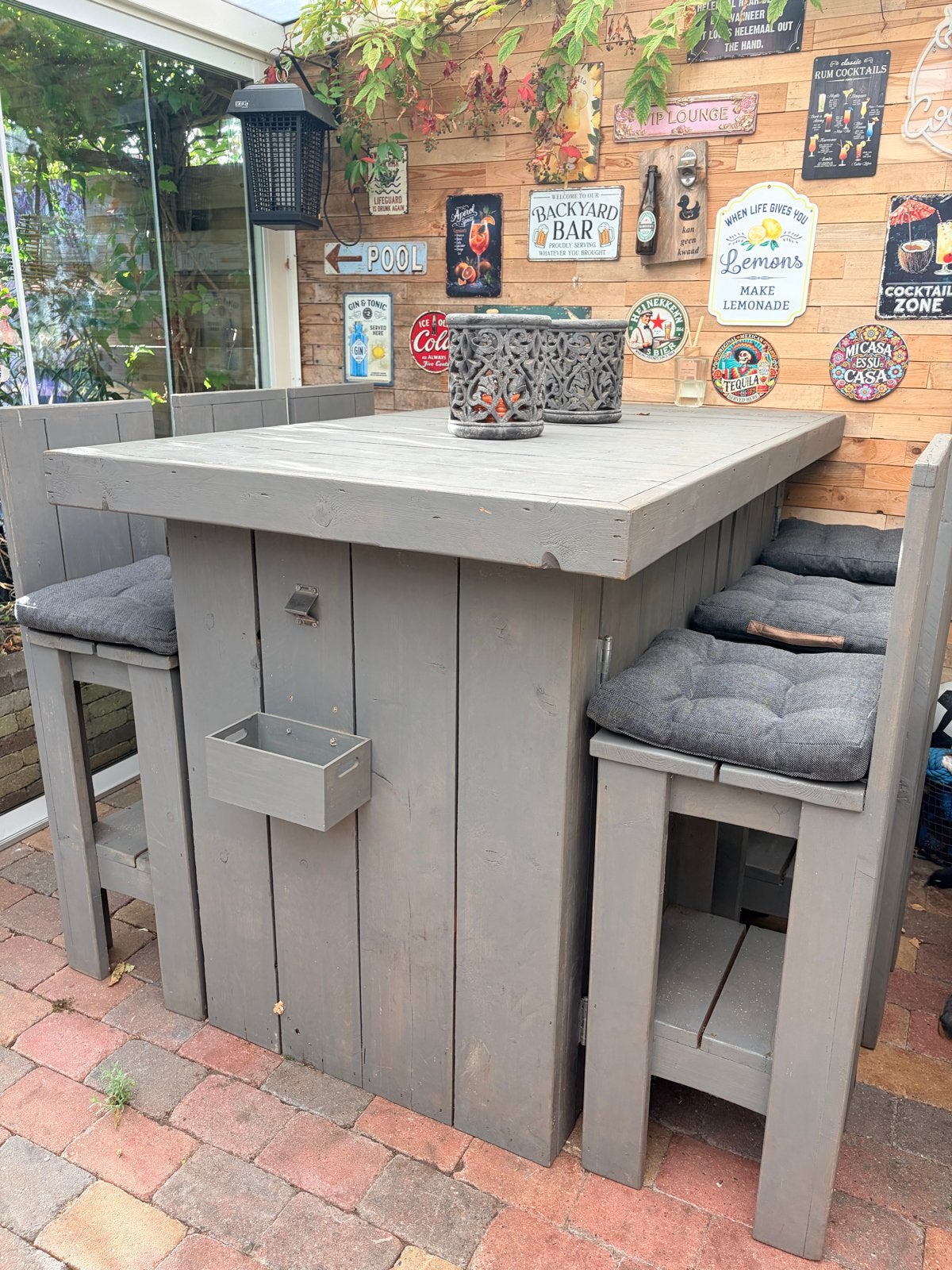 Stevige houten bartafel met opbergruimte en krukken, Ophalen, Gebruikt, Eettafel, 6 zitplaatsen