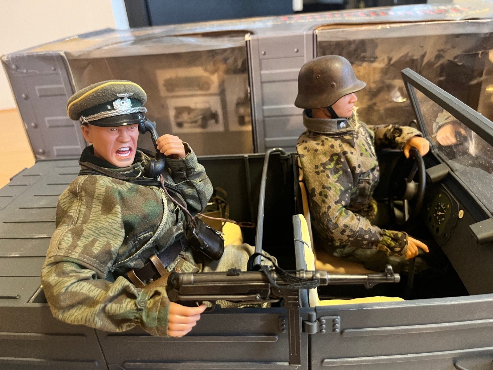 1/6 Kübelwagen met 2 poppen, Ophalen of Verzenden, 1:35 tot 1:50