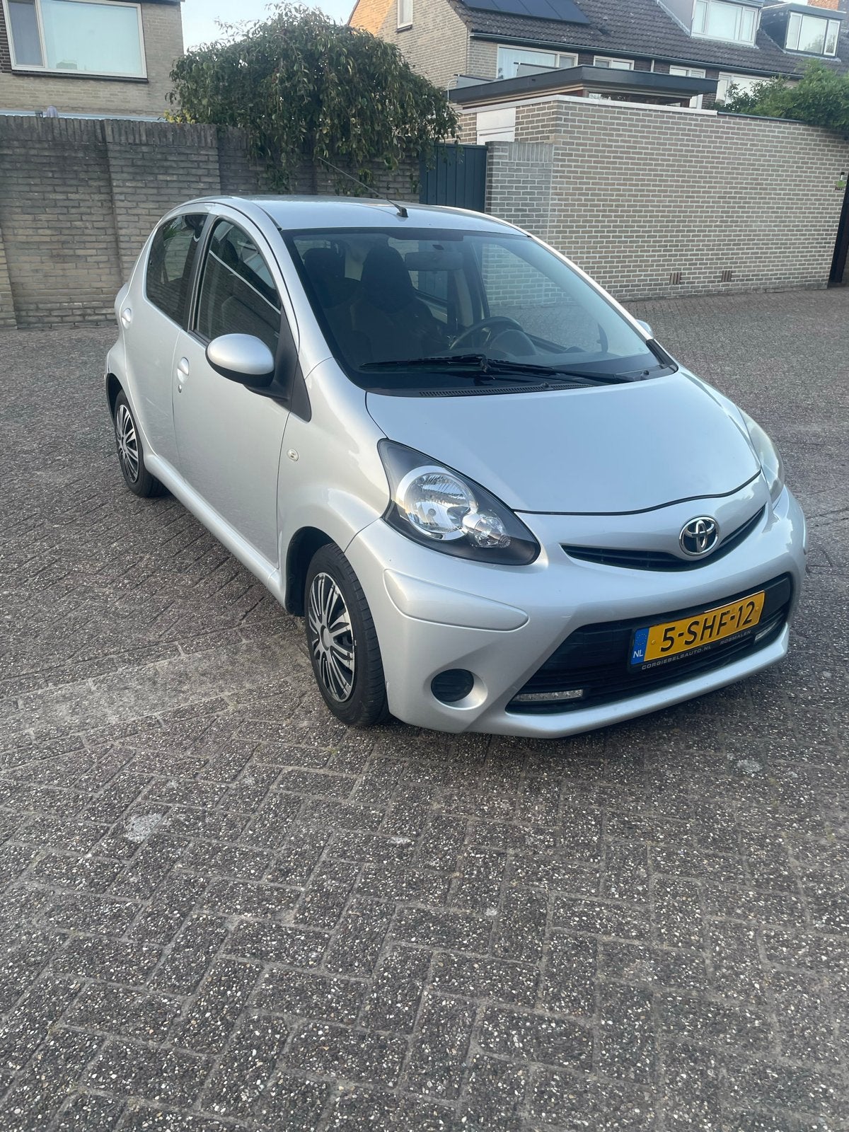 Netjes onderhouden Toyota Aygo 1.0 (2013) – 5-deurs, Stof, 4 stoelen, 68 pk, Origineel Nederlands