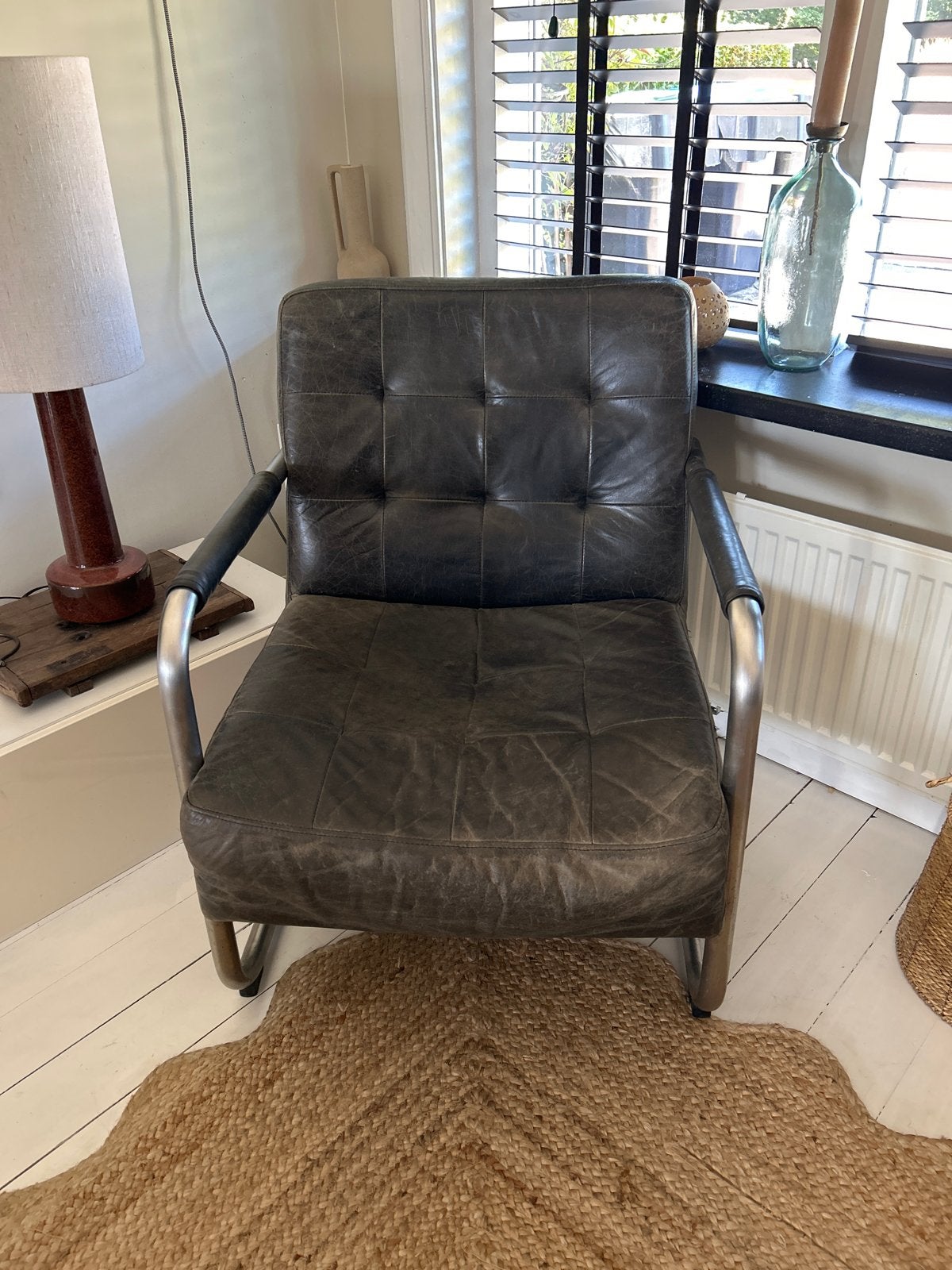 Vintage leren fauteuil met metalen frame, Ophalen, Gebruikt, 50 tot 75 cm, Leer