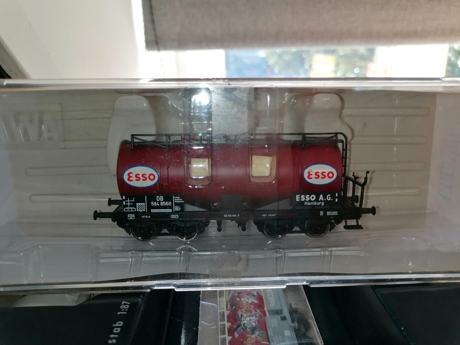 Brawa H0. DB 4-assige ketelwagon ESSO. Wijnrode kleur. 2066., Overige merken, Gelijkstroom, Wagon, Ophalen of Verzenden