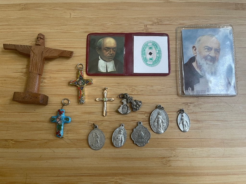 Lot devotionalia Relikwie, Micro mozaïek kruisje, medailles, Verzamelen, Religie, Ophalen of Verzenden, Gebruikt, Overige typen